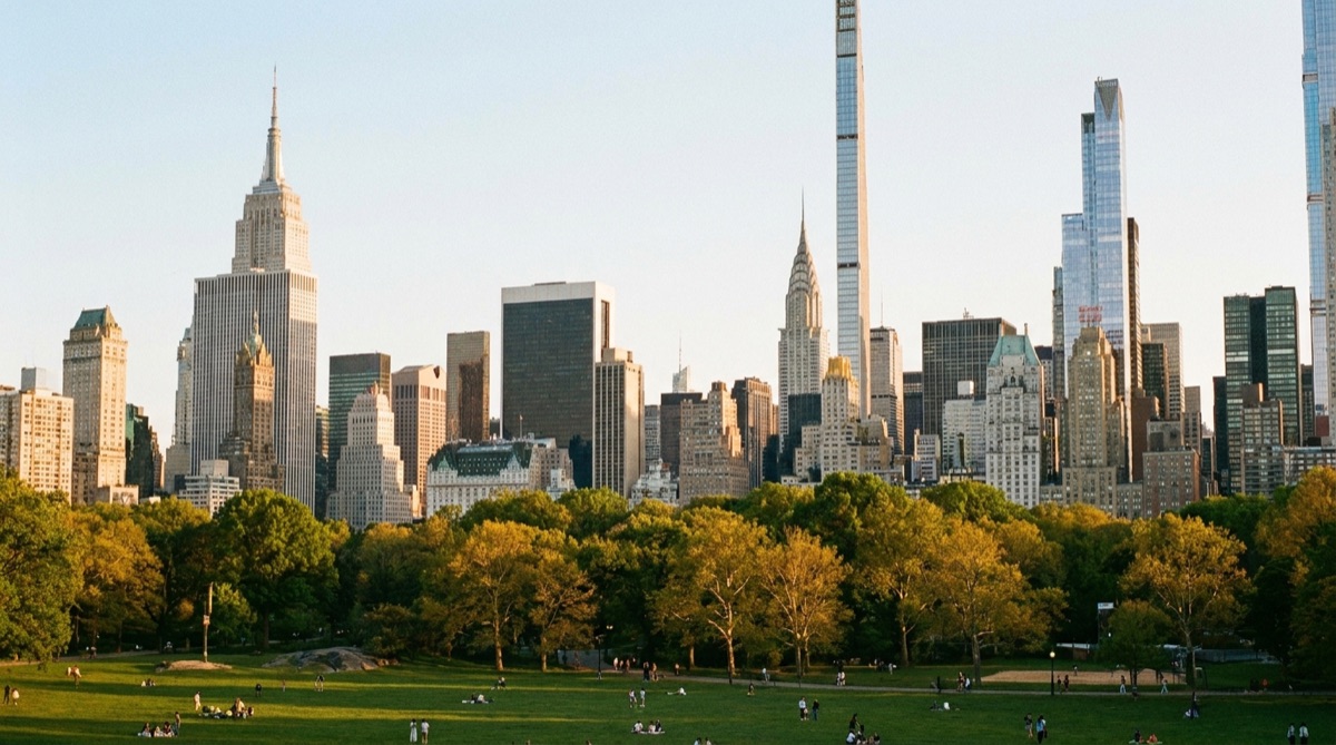 Skyline de Manhattan com o Central Park em primeiro plano ao entardecer
