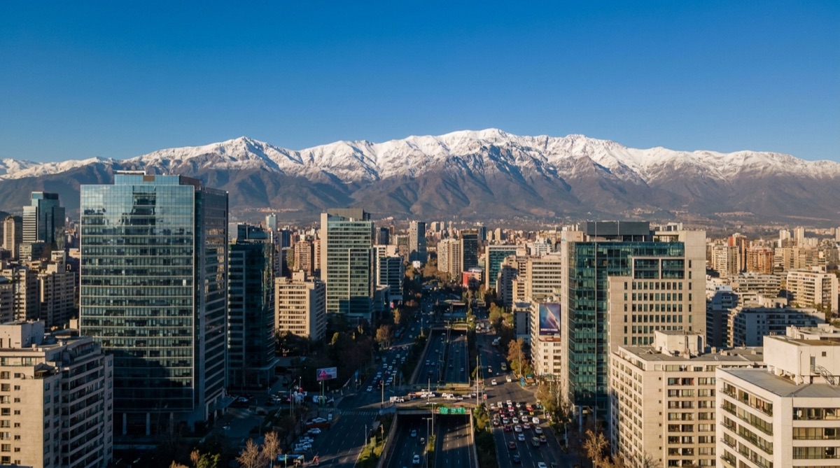 Skyline de Santiago do Chile com a Cordilheira dos Andes nevada ao fundo